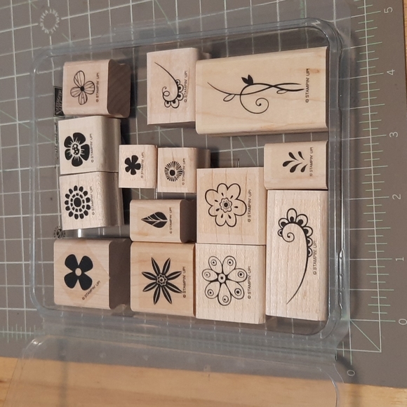 Itty Bitty Buds Rubber Stampin Up set - Picture 1 of 3